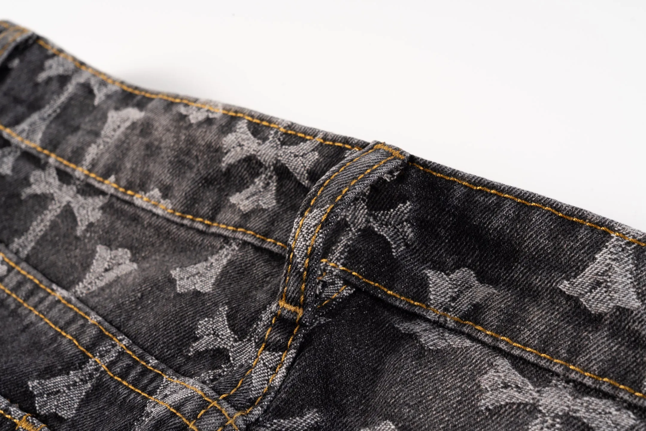 P220 Chrome Hearts double-sided heavy-duty jeans with LOGO jacquard and dark pattern printed all over, truly restoring the ultimate texture of Vintage, special Italian cowhide printed and cut, custom-made sheepskin three-layer thick line leather, the whole splicing in heavy water washing process, you can see the details, three-dimensional cutting version, loose and comfortable, not flattering on the figure, taller and slimmer, factory Seiko, original quality control, same style for men and women, can be matched with couples, versatile recommendation, must-have jeans for all seasons Style number: 1650# Color: black Size: S-XXL (corresponding to 28-36)